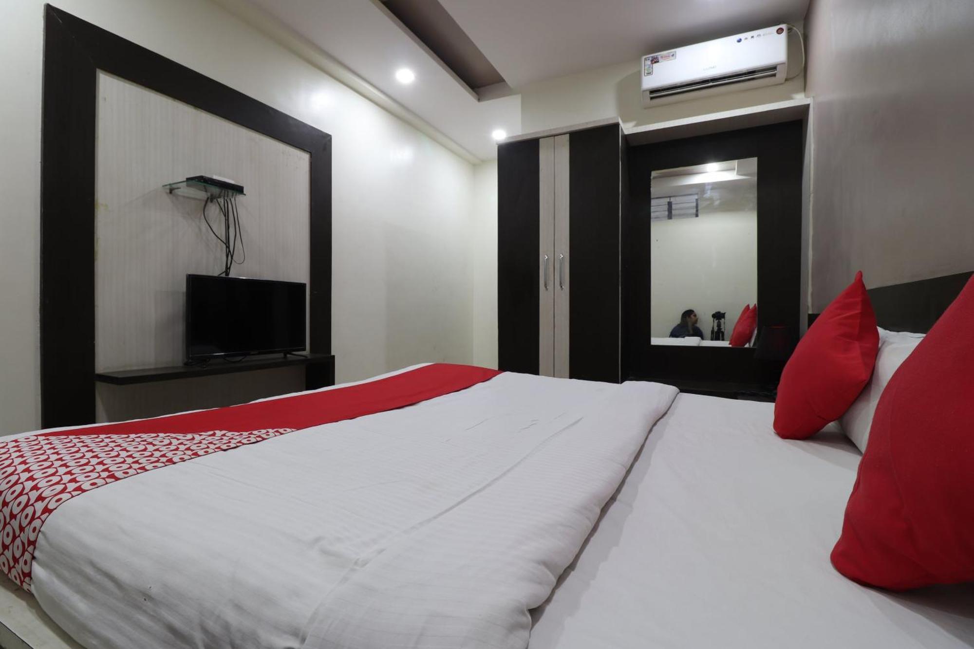 Hotel O Shri Sai Niwara Lodge Dhule Экстерьер фото